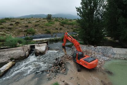 Obras de demolición de un azud en Bellús (Valencia).