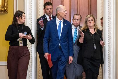 El senador Rick Scott llega este miércoles a la votación del líder de de la mayoría republicana. 
