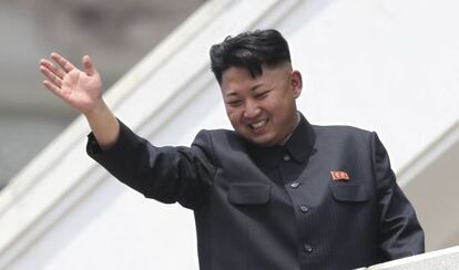 Kim Jong Un saluda a veteranos de guerra en un desfile en julio de 2013.