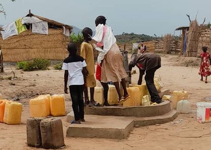 Varios niños en una de las bombas de agua del campo de Gorom, en Sudán del Sur, en abril. 