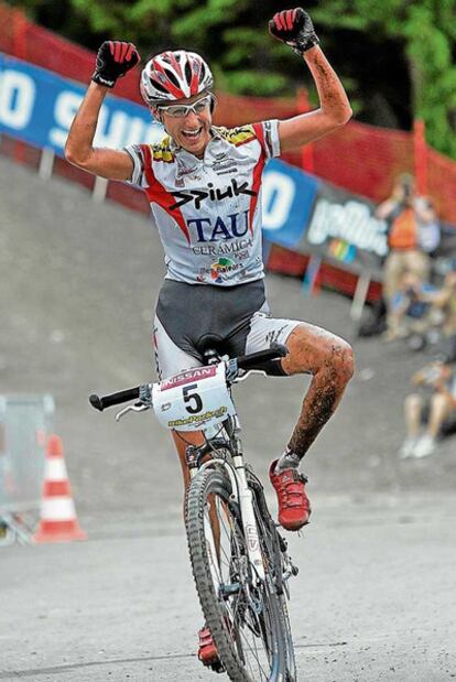 Marga Fullana, tras proclamarse campeona del mundo por tercera vez en 2008.