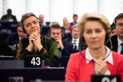 La presidenta de la Comisión Europea, Ursula von der Leyen, en primer término; y la comisaria de Competencia, Margherite Verstager, durante una sesión plenaria en el Parlamento Europeo.