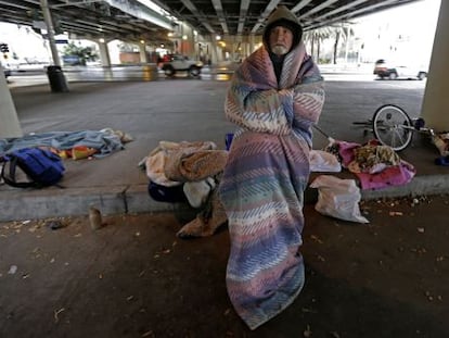 Un sin techo se arropa bajo un puerte en Nueva Orleans.