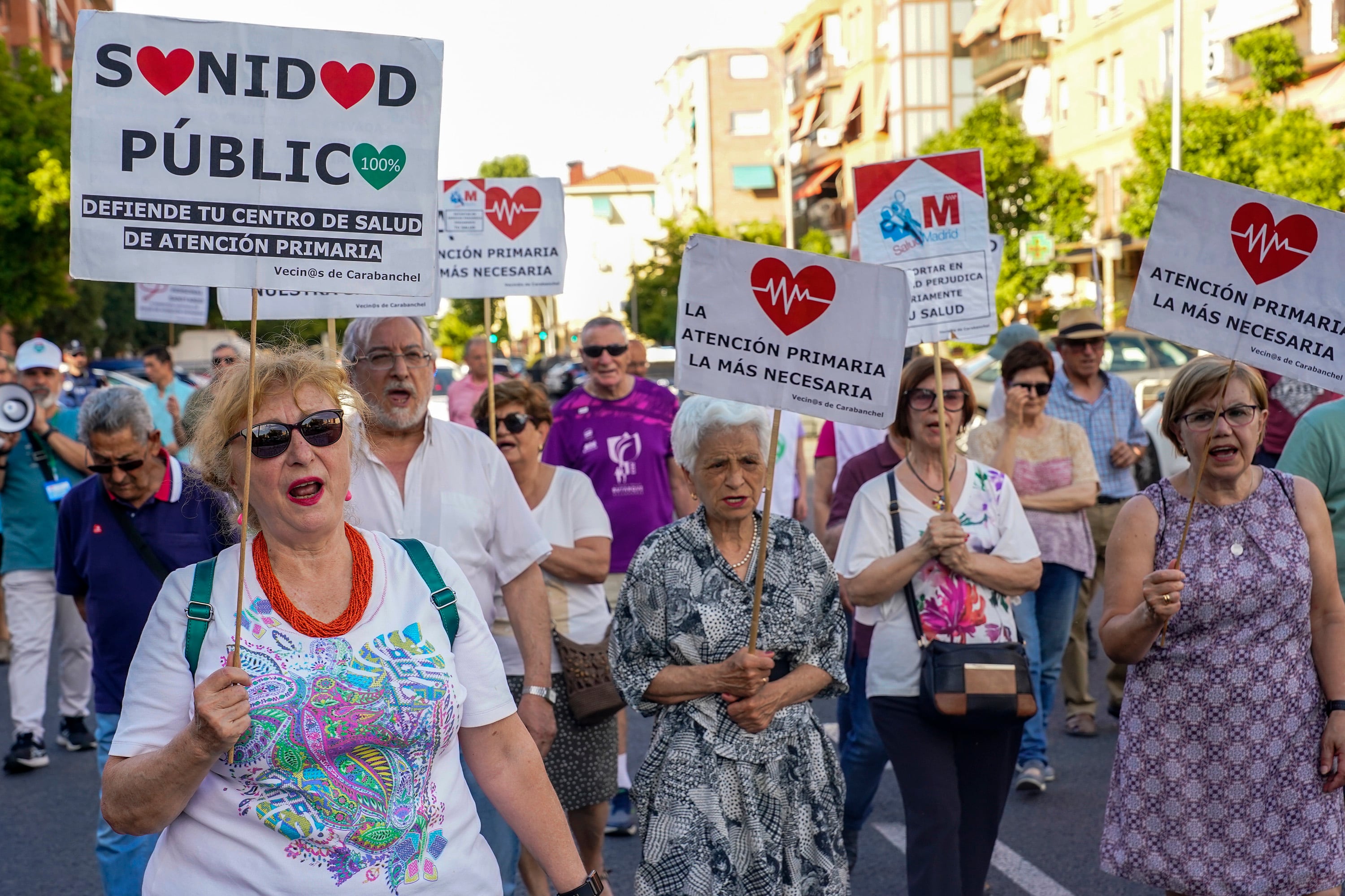 Vecinos se manifiestan para reclamar más médicos en su centro de salud de Abrantes en Madrid, en mayo de 2024.