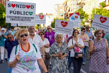 Los vecinos del barrio de Abrantes (Madrid) se manifiestan este jueves para reclamar más médicos en su centro de salud.
