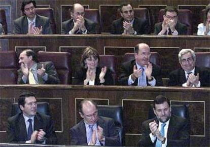 Ministros y diputados del PP aplauden la primera intervención de Aznar en el Congreso.