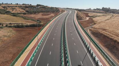 La ronda sureste de Cáceres, realizada por Gévora, es un ejemplo de proyecto que ofrece una mejora en las comunicaciones. En sus 1.374 metros de longitud se incluyen dos intersecciones y la conexión con una glorieta ya existente, además de un viaducto y una pasarela peatonal. Esta obra ha conseguido mejorar la conectividad de la ciudad, así como una reducción de ruidos y emisiones de CO2 en el núcleo urbano.