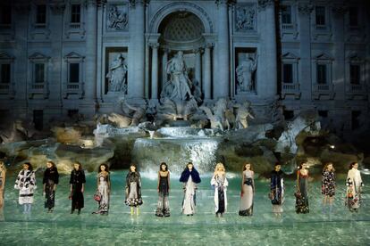 Desfile de Fendi en la Fontana de Trevi el 7 de julio de 2016. La marca italiana sufragó con 2,5 millones de euros la limpieza del famoso monumento romano.