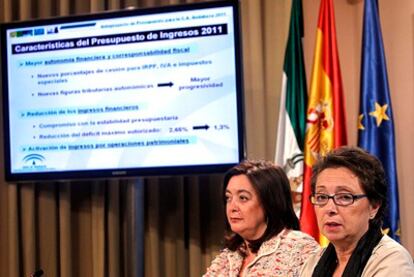 La portavoz de Gobierno, Mar Moreno, y la consejera de Hacienda, carmen Martínez Aguayo, hoy, durante la presentación del presupuesto para 2011.