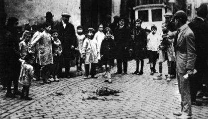 Un grupo d epersonas, en el escenario de la muerte del líder sindicalista Salvador Seguí.