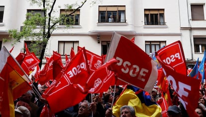 Una vecina de la calle de Ferraz observa la concentración de apoyo al presidente del Gobierno.