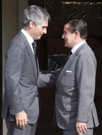 Adolfo Suárez Illana (izquierda), hijo del ex presidente Adolfo Suárez, da el pésame al hijo de Sabino Fernández Campo.