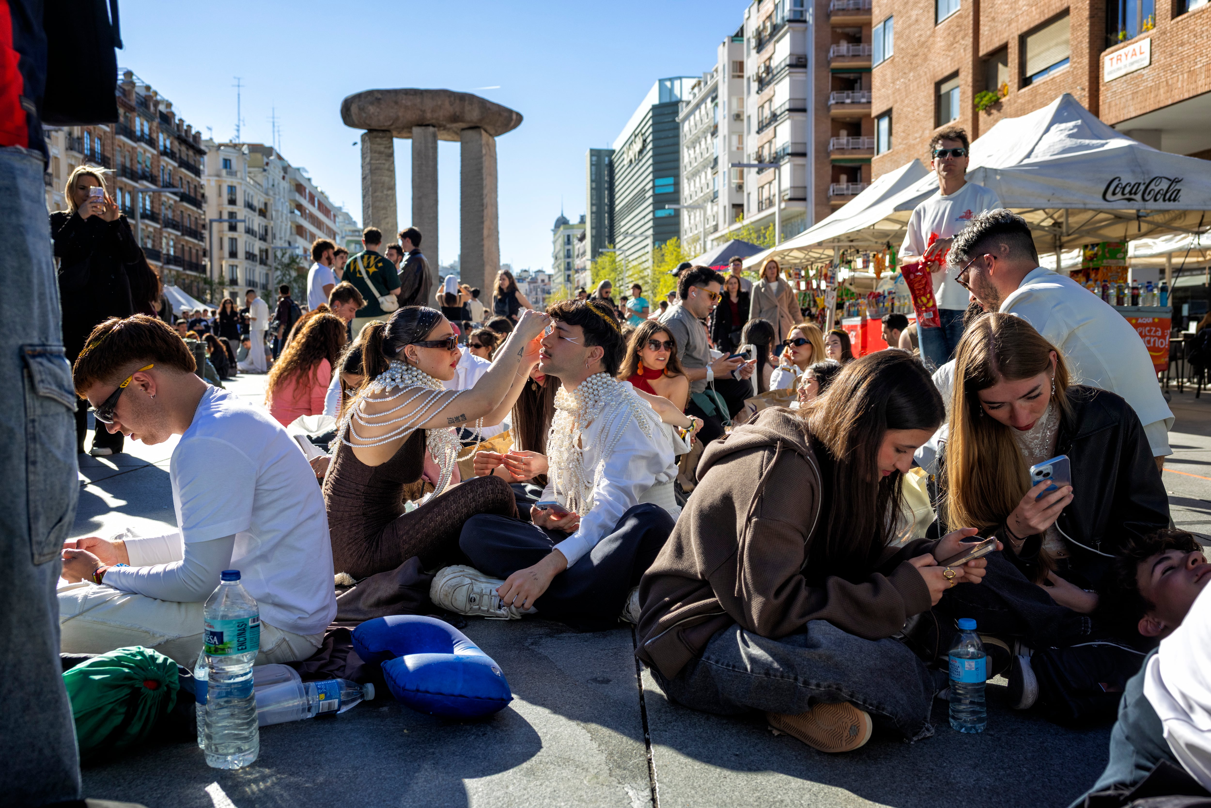 Ambiente ante las puertas del Movistar Arena de Madrid para el concierto de Rosalía.