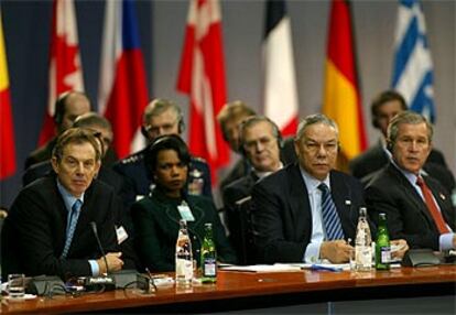 De izquierda a derecha; Tony Blair, Condoleezza Rice, Colin Powell y George Bush, ayer en la reunión de jefes de Estado y Gobierno de la OTAN en Praga.