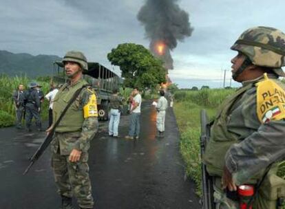 Retén militar en la localidad de Omealca, en el Estado de Veracruz, tras el sabotaje de un gasoducto el pasado lunes.