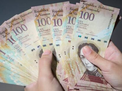 Billetes de 100 bolívares. Cada billete de 100 equivale a 0,0003 euros.