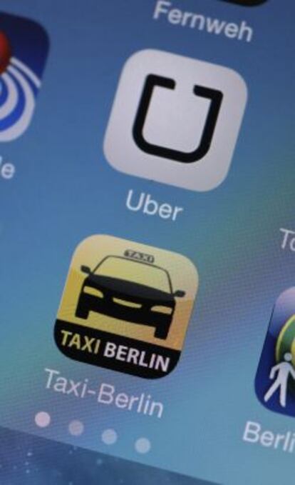 Detalle de la aplicaci&oacute;n del taxi de Berl&iacute;n y de Uber en un m&oacute;vil