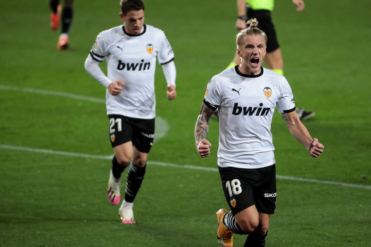 El Valencia gana oxígeno ante el Elche | Deportes | EL PAÍS