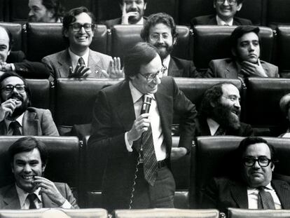 La bancada socialista se ríe en una intervención de Alfonso Guerra en el Congreso de los Diputados, en 1980.