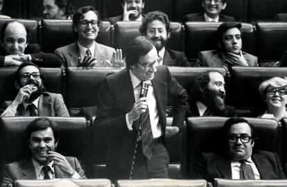 La bancada socialista se ríe en una intervención de Alfonso Guerra en el Congreso de los Diputados, en 1980.