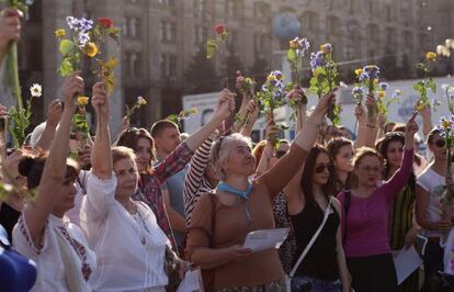 Um grupo em Kiev pede eleições pacíficas.