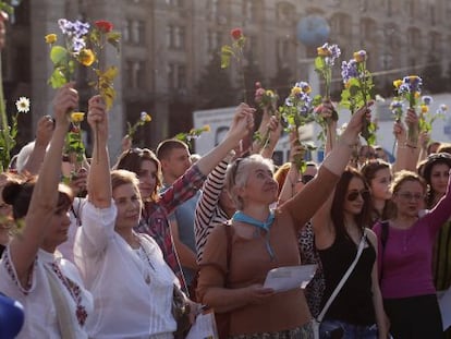 Um grupo em Kiev pede eleições pacíficas.