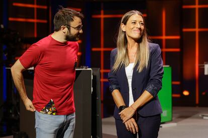 Albert Botran (CUP) y Miriam Nogueras (Junts), antes de iniciar el debate.