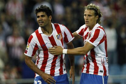 Diego Costa recibe la felicitación de Forlán en un partido del Atlético.