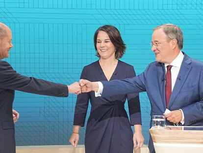 Olaf Scholz (izquierda), Annalena Baerbock y Armin Laschet se saludan antes del segundo debate electoral, el domingo por la noche, en la televisión pública.