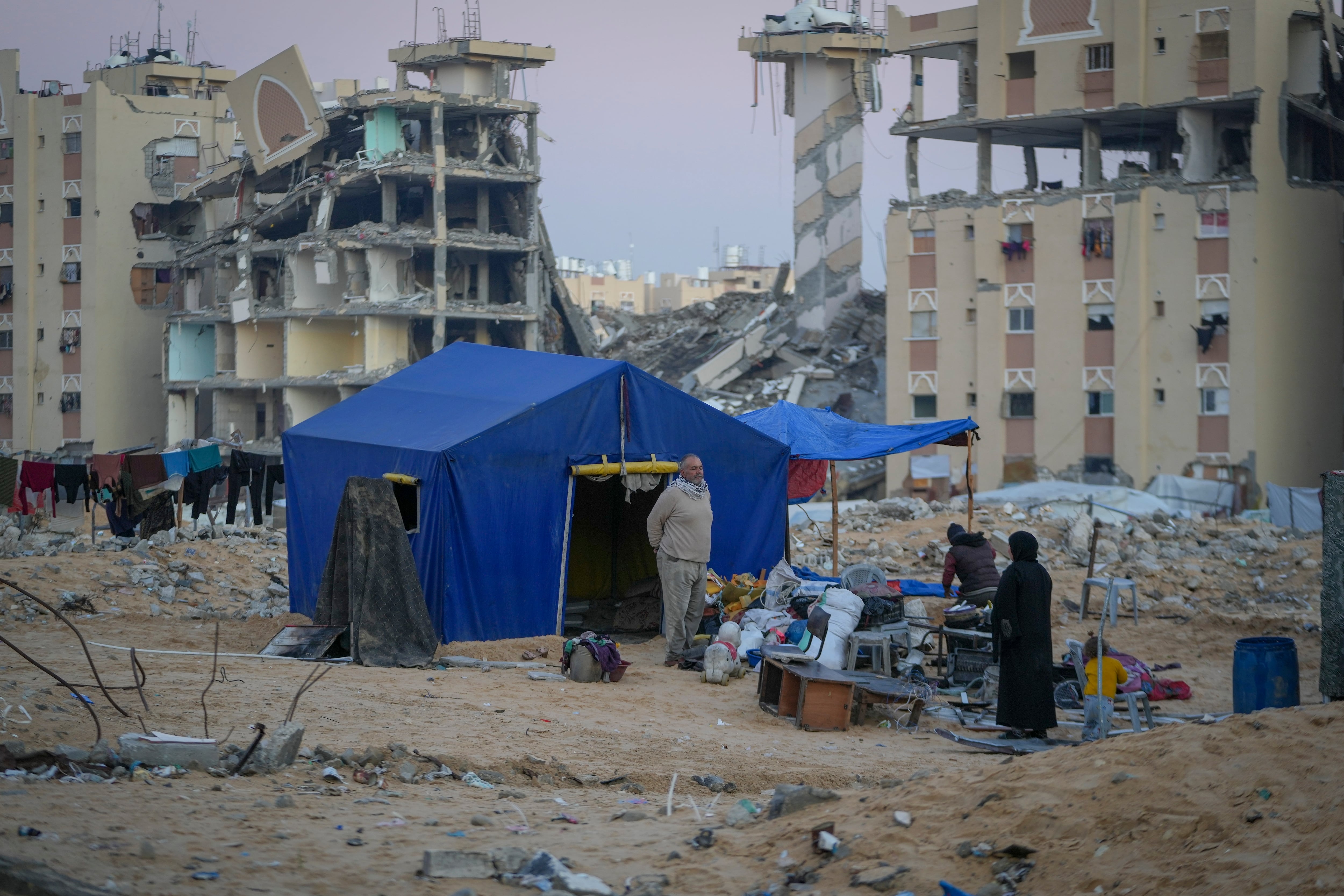 Conflicto en Oriente Próximo, en directo | Un ataque aéreo israelí contra la policía mata a 11 personas en Gaza, incluidos cuatro niños