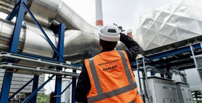 Un trabajador repasa una instalación de Siemens Gamesa en el puerto de Hamburgo. 