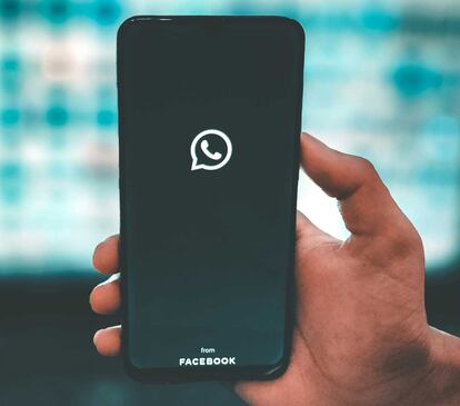 Uso de la aplicación de WhatsApp en un smartphone