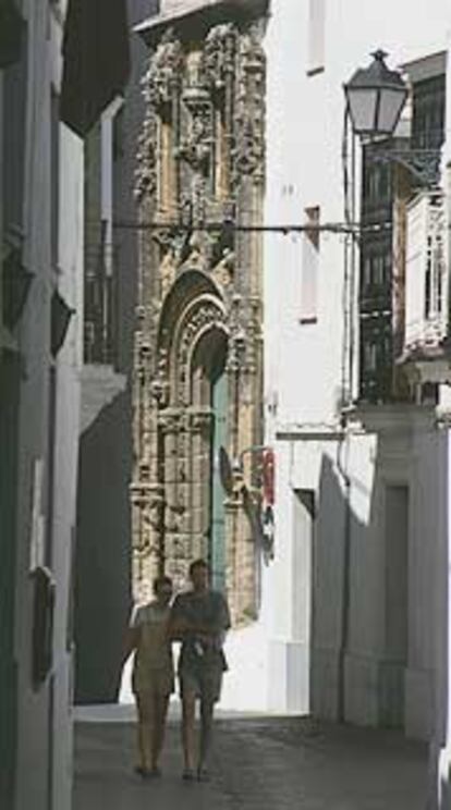 El callejón de las Monjas y el convento de la Encarnación, en Arcos de la Frontera.