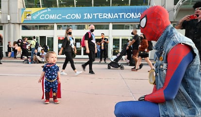 La niña Maddox Cruz, de 13 meses, observa a un hombre disfrazado de Spiderman en la Comic-Con de San Diego, el 21 de julio. 