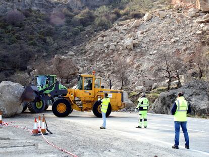 Dos excavadoras apartan rocas de la calzada de la carretera A-395, a su paso por Güéjar Sierra (Granada), esta tarde.