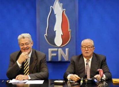 El líder de la ultraderecha francesa, Jean-Marie Le Pen (derecha), junto a su <i>número dos,</i> Bruno Gollnisch.