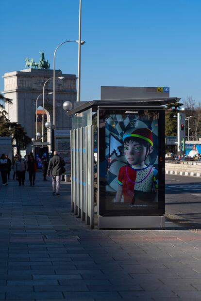 Marquesina de JCDEcaux con una obra digital de Nicole Ruggiero.