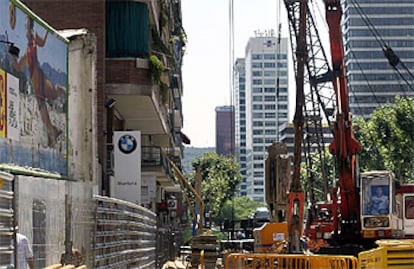 Un aspecto de las obras del metro que han forzado el corte de la calle de Numància.