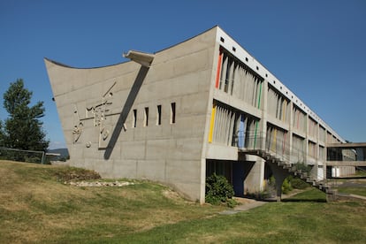 La Casa de Cultura y de la Juventud de Firminy fue construida entre 1961 y 1965 y es el único edificio del complejo realizado en vida del arquitecto. 