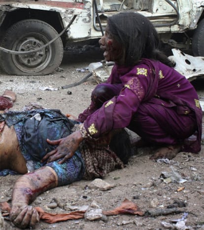 Una niña llora ante el cadáver de su madre tras el atentado.