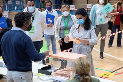 La candidata de Vox a la Presidencia regional, Rocío Monasterio, mete la papeleta en el sobre antes de votar en el Colegio San Agustín de Madrid. A Monasterio la querían recibir en su colegio varias activistas de Femen con el torso desnudo al grito de “no es patriotismo es fascismo” y “al fascismo ni voto ni permiso”, pero fueron detenidas antes de la llegada de la cabeza de lista del partido ultra.