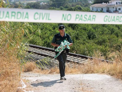 Un guardia civil en las inmediaciones de la zona de la vía del tren donde había aparecido el cuerpo sin vida de la niña, Lucía Vivar, en julio de 2017.