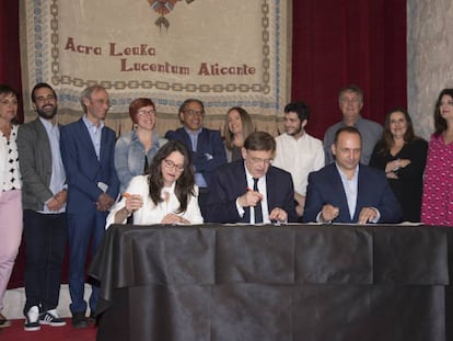 Firma del acuerdo entre Mónica Oltra, Ximo Puig y Rubén Martínez, en Alicante.