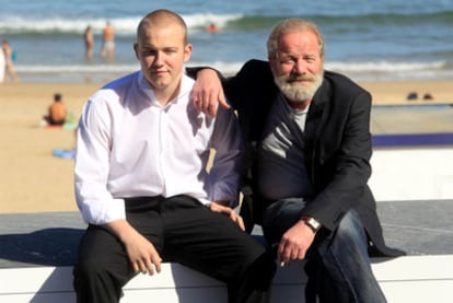 El actor de 'Neds', Conor McCarron, y el director Peter Mullan, en San Sebastián