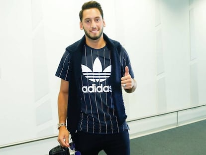 Çalhanoglu, a su llegada al aeropuerto de Milan.