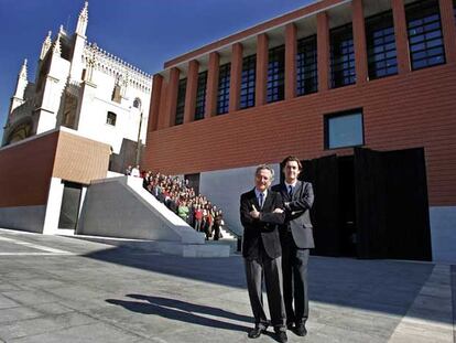 EL PAÍS reunió ayer al arquitecto Rafael Moneo (izquierda) y Miguel Zugaza, director del Museo del Prado, para una foto única. Ambos posaron junto a un grupo de trabajadores de la pinacoteca unos días antes de la apertura al público de la ampliación.