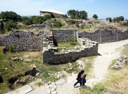 Dos visitantes transitan entre las ruinas de la muralla de Troya.