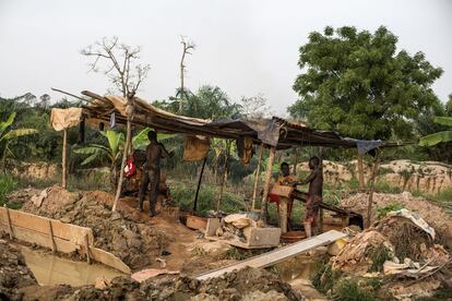 Mina artesanal de oro en las afueras de la ciudad de Kenyasi. La actividad minera informal e ilegal, llamada galamsei, se introdujo en esta zona a raíz de la llegada de la compañía Newmont, cuyas actividades aseguraron la existencia de oro en el suelo de esta comarca.