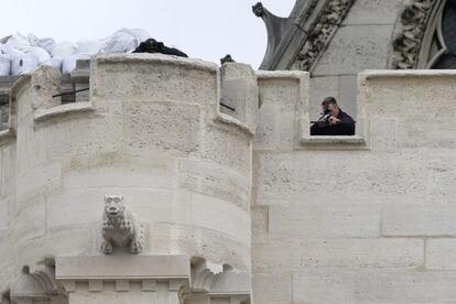 Un francotirador hace guardia en la Basílica de Saint-Denis cerca del lugar donde se ha llevado a cabo la operación antiterrorista.