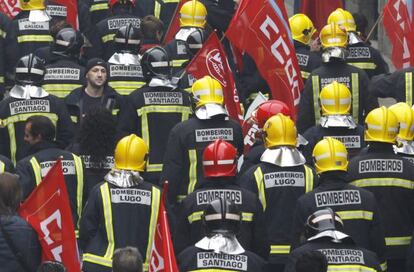Bomberos se manifiestan en Santiago, en octubre de 2009.